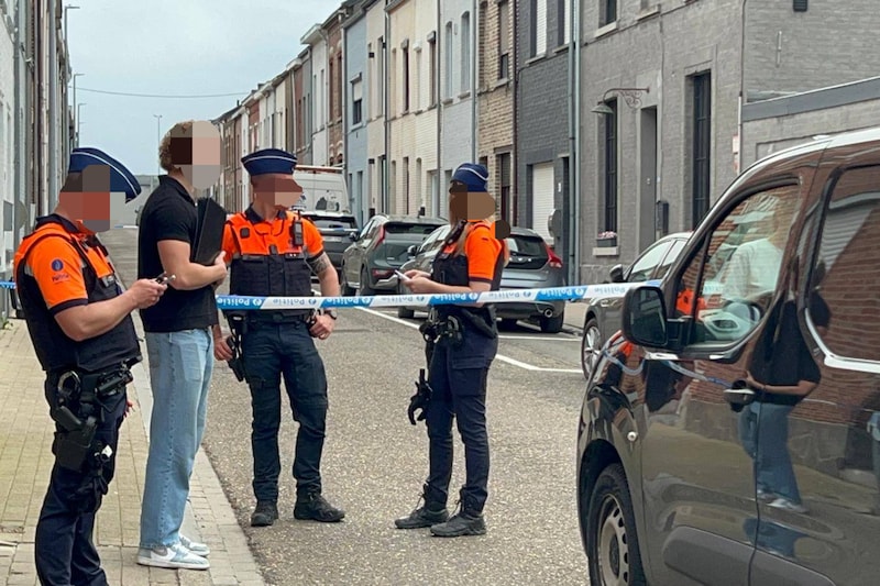 Agenten stappen af op de plek waar de feiten plaatsvonden.