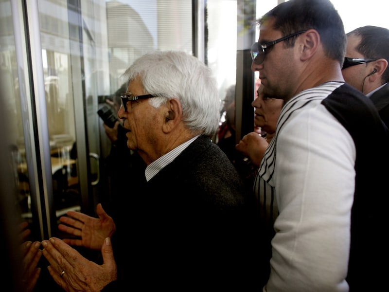 Mensen staan in de rij voor een filiaal van de Laiki Bank in Nicosia.