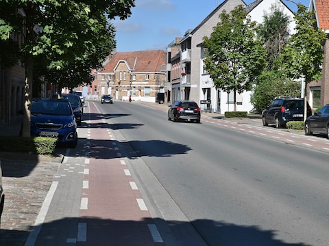 Archiefbeeld van de Ieperstraat in Geluwe, waar de auto werd geflitst.