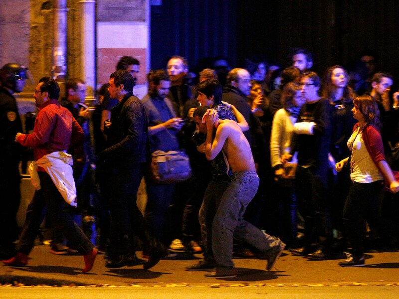 Chaos buiten het Bataclan.
