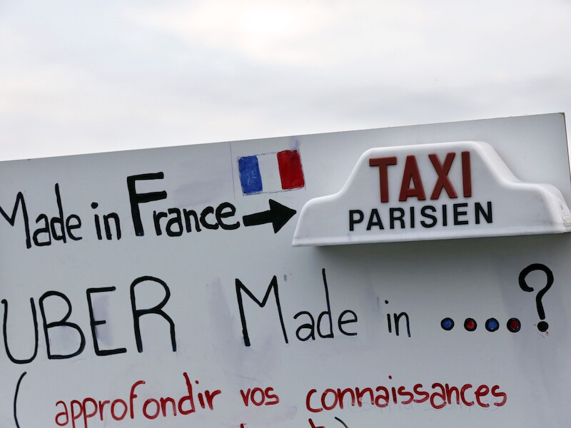 In Parijs kwamen taxichauffeurs op straat tegen de taxidienst Uber, die ze oneerlijke concurrentie verwijten.