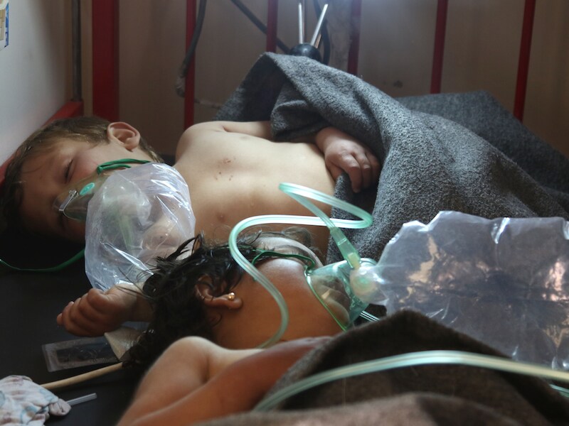 Kinderen krijgen een behandeling in het ziekenhuis na de aanval in Khan Sheikhun.