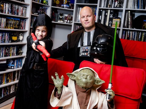Star Wars-fans Nicolas Van Dyck (37) en zoontje Olivier (6) en Yoda.