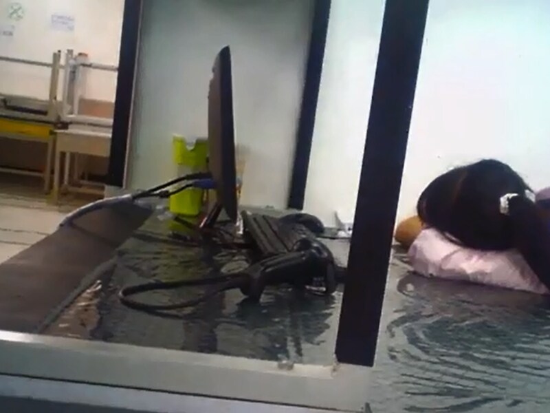 Een slapende werknemer in een Apple-fabriek in China.