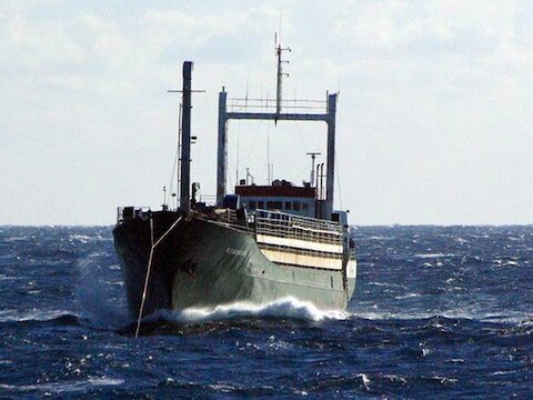 Het schip de Ezadeen dat stuurloos op de Middellandse Zee dobberde voor de migranten aan boord gered werden