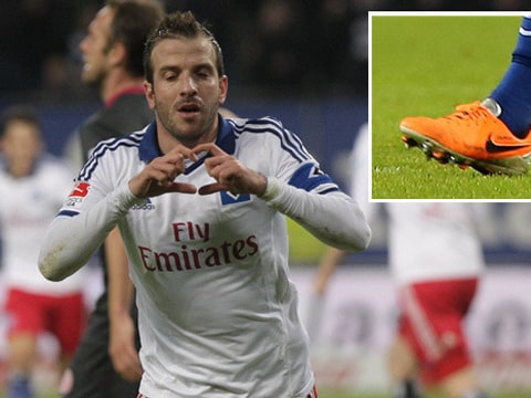 Het moment dat Rafael van der Vaart met zijn handen een hartje maakte voor zijn overleden dochter. Ook zou hij op zijn schoenen (inzet) de naam 'Solana' hebben laten stikken.