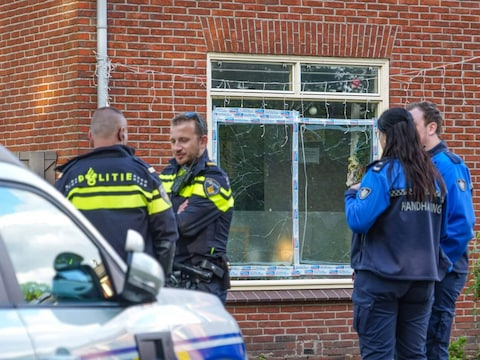 In de gemeente Stadskanaal is een ruit ingegooid. De politie vermoedt een verband met de kindermishandelingszaak.