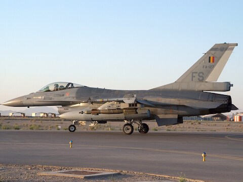 Een Belgische F-16 op de basis nabij de Afghaanse stad Kandahar.