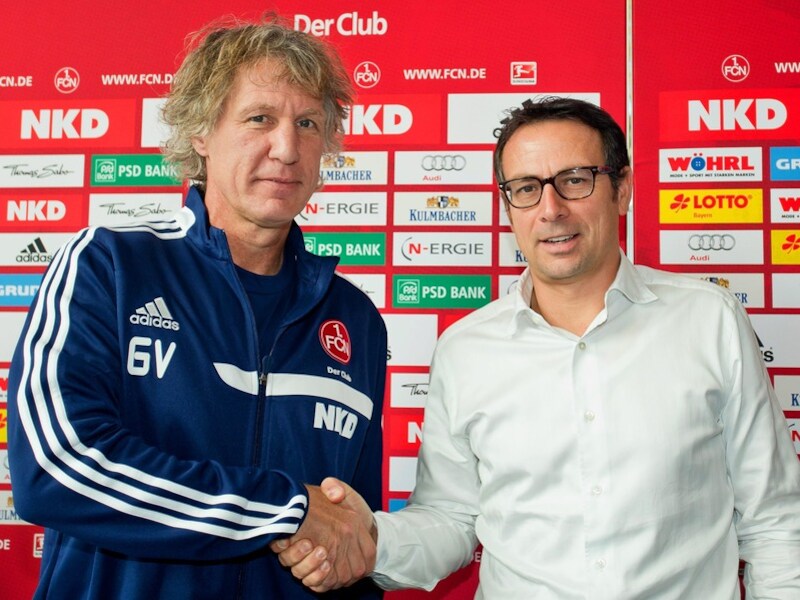 Gertjan Verbeek schudt de hand met Martin Bader, sportief directeur van Nürnberg.