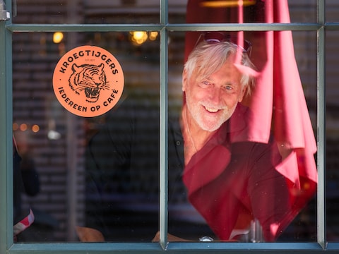 Piet den Boer bij de Kroegtijgers-sticker van café De Wei