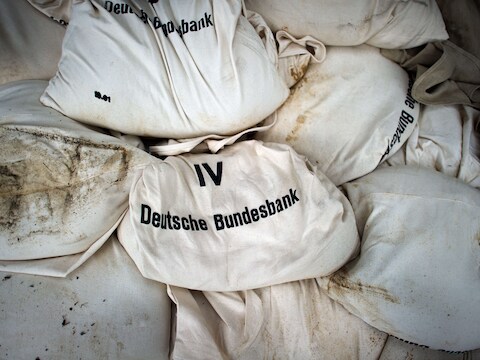 Zandzakken met opschrift van de Bundesbank in Dresden.