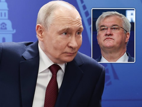 De Russische president Vladimir Poetin en de Oekraïense minister van Buitenlandse Zaken Andrii Sybiha. 