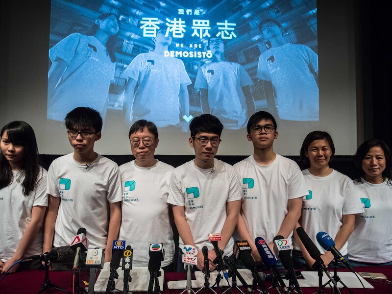 Archieffoto. De leiders van de Hongkongse oppositiepartij Demosisto bij de introductie van de nieuwe partij. Vlnr. Agnes Chow, Joshua Wong, Shu Kei, Nathan Law, Oscar Lai, Fermi Wong en  Ng Mei-lan.