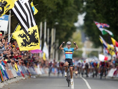 Fans zwaaien met leeuwenvlaggen wanneer Gilbert wereldkampioen wordt in Valkenburg. "Die mensen doen dat alleen maar om in beeld te komen."