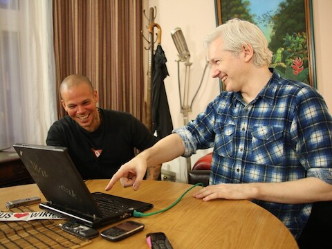 Julian Assange en Rene Perez Joglar in de Ecuadoraanse ambassade.