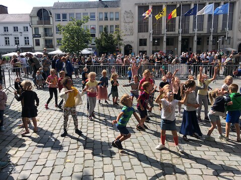 Tijdens de Gheyntjesworp werden opnieuw knuffels uit de kerktoren naar beneden gegooid