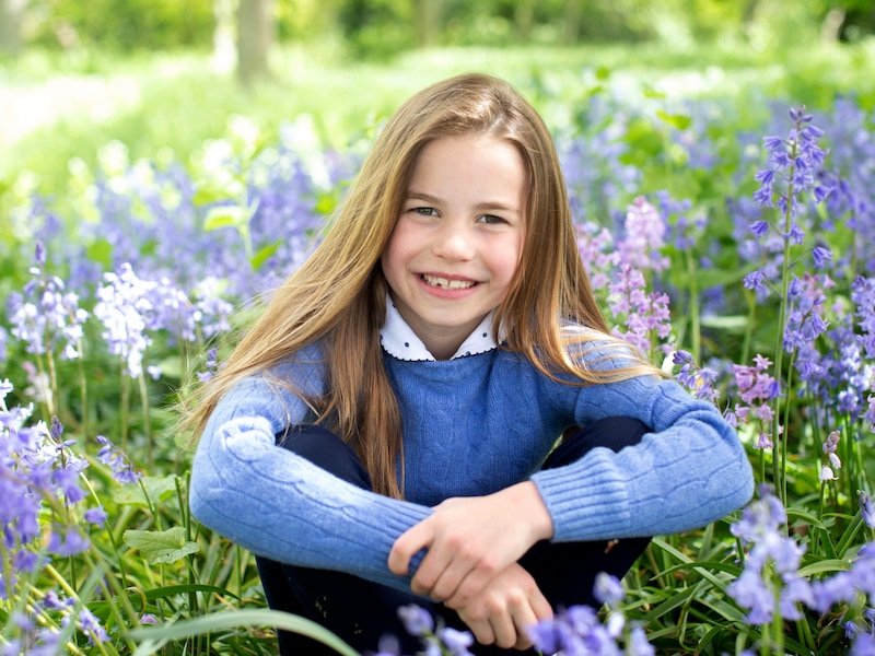 Prins William en Kate delen nieuwe, zelfgemaakte foto's van jarige prinses Charlotte