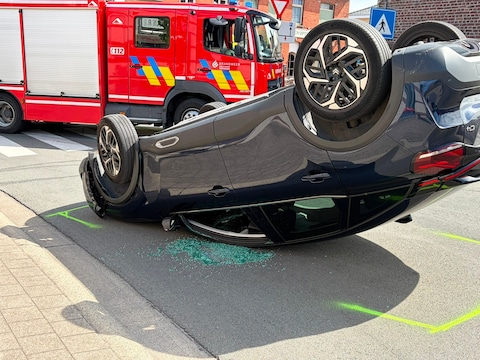 De wagen kwam ondersteboven op het wegdek terecht.