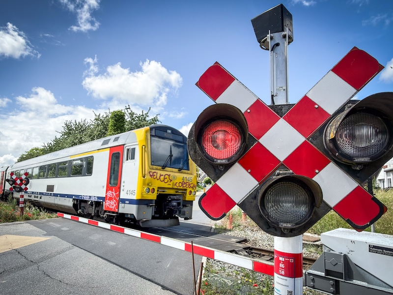 Vrachtwagen rijdt zich vast aan overweg: treinverkeer tussen Lier en Herentals komt weer op gang