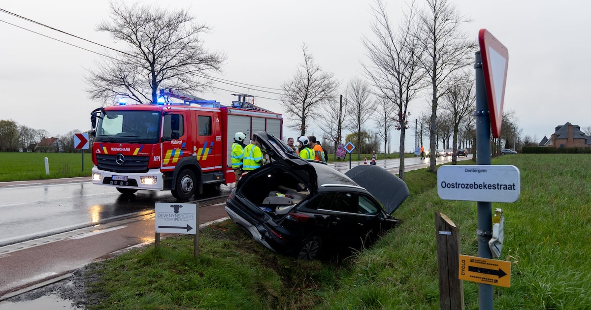 Automobilist gewond na kop-staart botsing en duik in gracht in Markegem