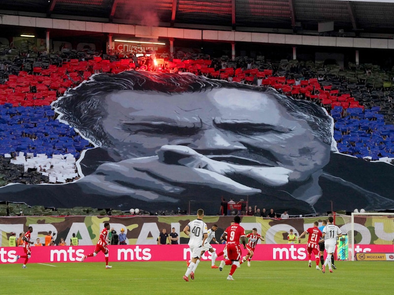 Zelfs voor altijd beladen derby van Belgrado ging dit wel erg ver: oorlogsmisdadiger Ratko Mladić wordt geëerd met tifo en minuut stilte