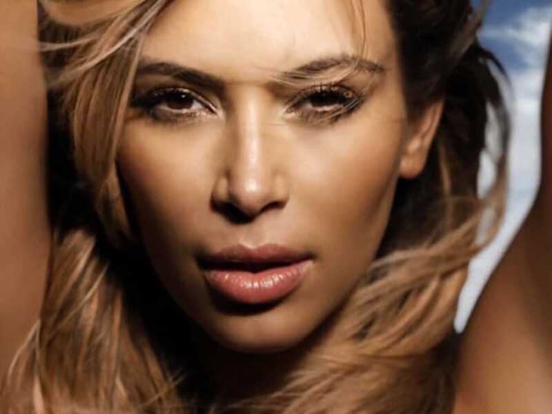 Beeld uit de video van Kanye West waarin Kim Kardashian ook al topless schitterde.