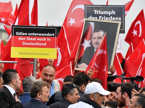 Tienduizenden aanhangers van Erdogan betoogden op 31 juli in de Duitse stad Keulen. Zij zien de prediker Fethullah Gülen als de verantwoordelijke voor de mislukte coup, iets hij wat hij stellig ontkent.