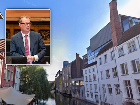 De historische schouw (rechts) werd afgebroken tot aan het dak en moet helemaal heropgebouwd worden, zegt erfgoedschepen Christophe Peeters