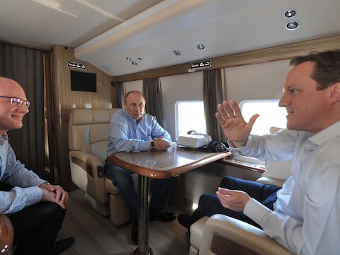 Dmitry Chernyshenko (links) in een gesprek met Vladimir Poetin en David Cameron