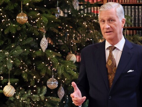 Koning Filip tijdens zijn kersttoespraak in de bibliotheek van het paleis van Laken.