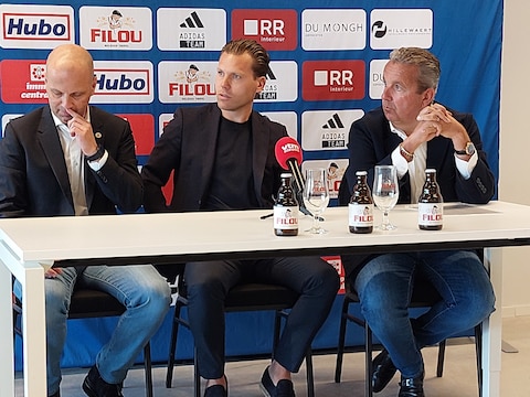 Kristof Arys en Vincent Vanhonsebroeck flankeren hun nieuwe trainer Ruud Vormer.