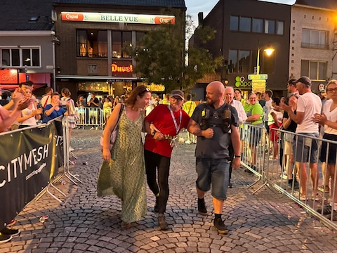 Marco (65) als allerlaatste over de finish na 100 kilometer
