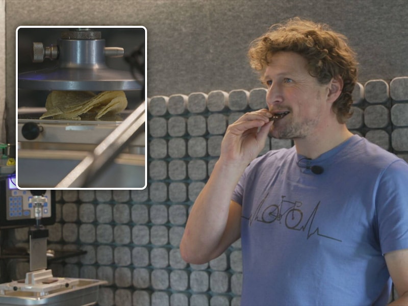 De machine analyseert het geluid van brekende chips om zo te meten hoe krokant het is. Onderzoeker Tom Van Gaever neemt ter vergelijking de proef op de som.