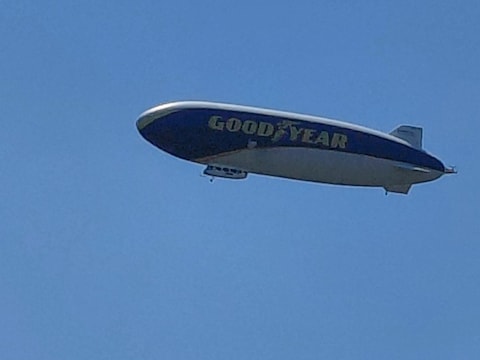 Een beeld van de blimp boven Oostkamp