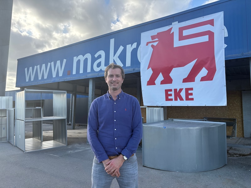 Edouard Deprez aan de ingang van de toekomstige Delhaize Eke, waar vroeger de Makro gevestigd was. 
