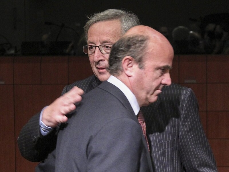 Jean-Claude Juncker met de Spaanse minister van Financiën Luis de Guindos.