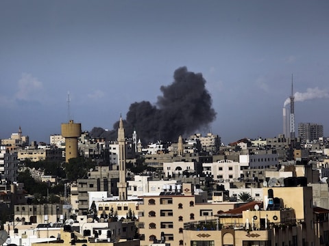 Een ontploffing veroorzaakt een dikke rookpluim in Gaza-stad.