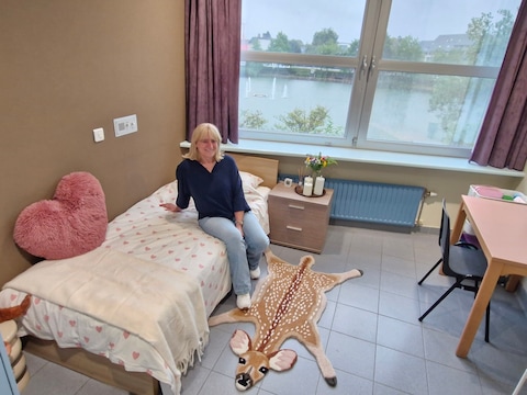 Directeur Internaat Noord Kathy Deman in één van de kamers. Met een mooi zicht op de Ronde Kom. 