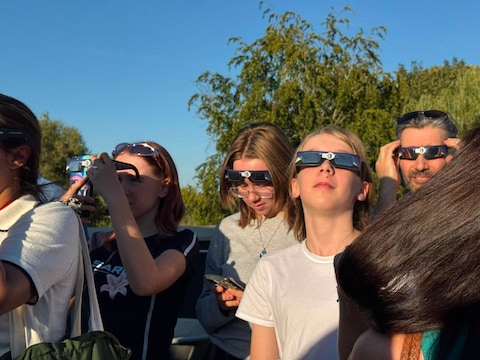 Kijken naar de eclips doe je met eclipsbril.