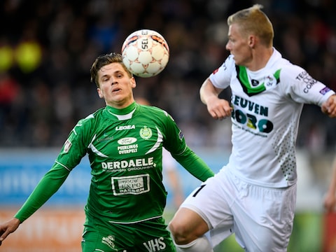 Nikola Storm (rechts) in duel met Bart Goossens.