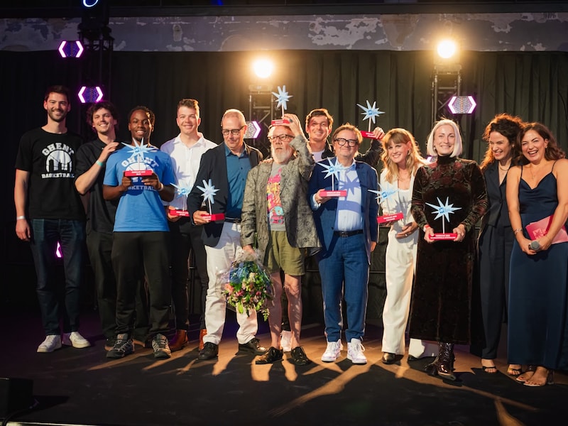 Een foto met alle winnaars van vandaag en presentatrices Frances Lefebure en Isolde Van den Eynde