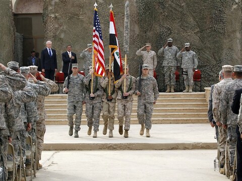 De Amerikaanse defensieminister Leon Panetta woonde midden december in Bagdad een overdrachtsceremonie bij.