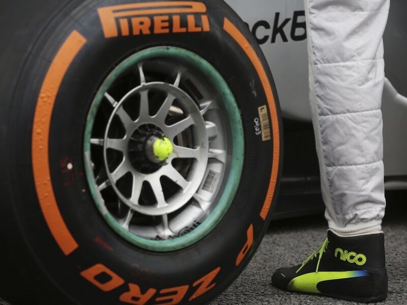 Nico Rosberg naast zijn autoband van Pirelli.