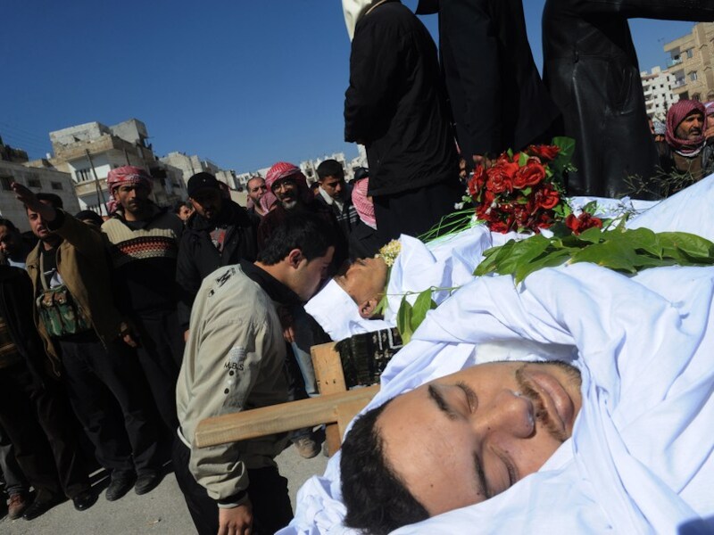 Twee slachtoffers worden begraven in de noordwestelijke stad Idlib.