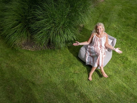 Cindy Wyffels op haar prachtige groene gazon.