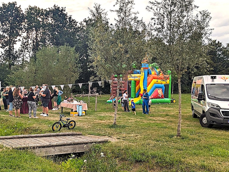 Peer trakteert buurtwerkingen op 3.870 ijsjes