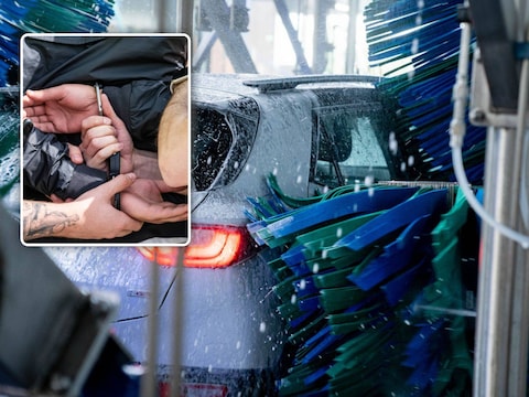 Ook na zijn arrestatie ging de ontevreden carwashklant nog wild te keer. 