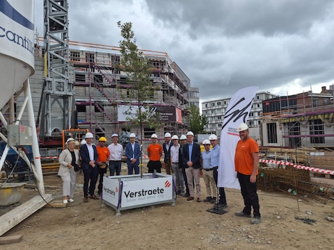 Vrijdag werd de meiboom op residentie Linnerie gehesen.