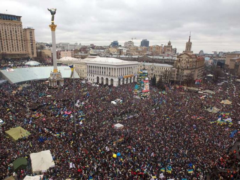 Een massale betoging op zondag op het Onafhankelijkheidsplein in Kiev. De oppositie had opgeroepen tot 'een mars van een miljoen', uiteindelijk kwamen er volgens schattingen zo'n 250.000 mensen opdagen.