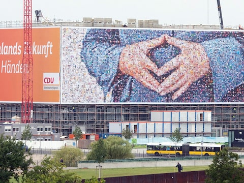 De poster met de handen van Angela Merkel beroert de Duitse gemoederen.